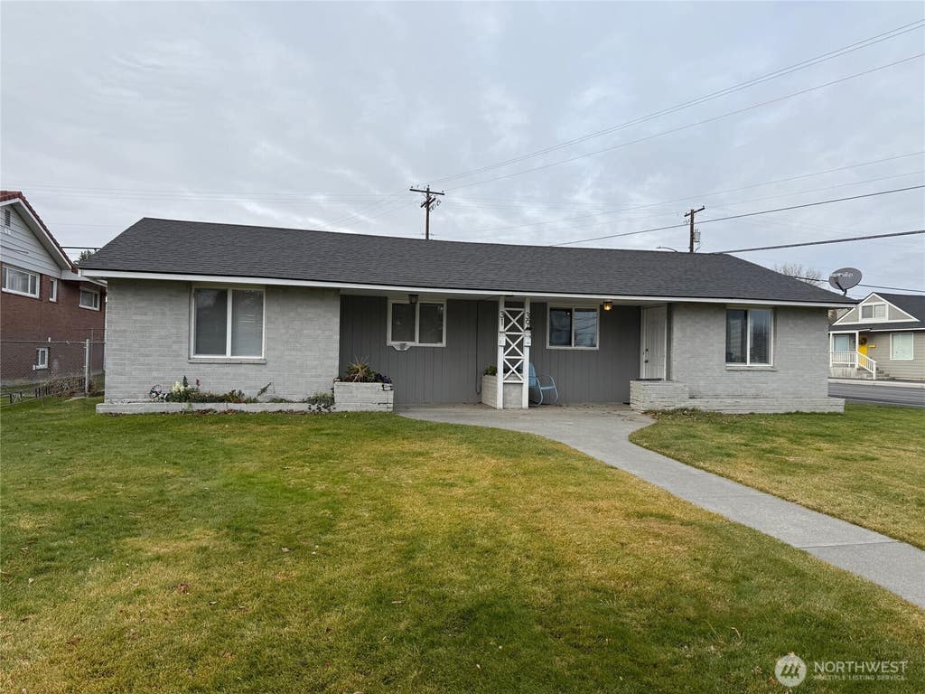 Photo of 31 39 F Street NW, Ephrata, WA 98823 (MLS # 2546835)