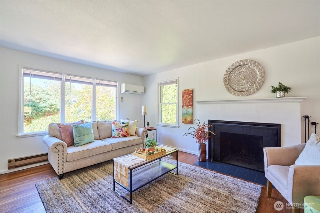 Photo of 5806 56th Avenue NE, Seattle, WA 98105 (MLS # 2423326)