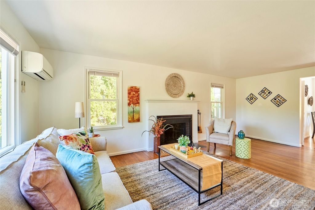 Photo of 5806 56th Avenue NE, Seattle, WA 98105 (MLS # 2423326)