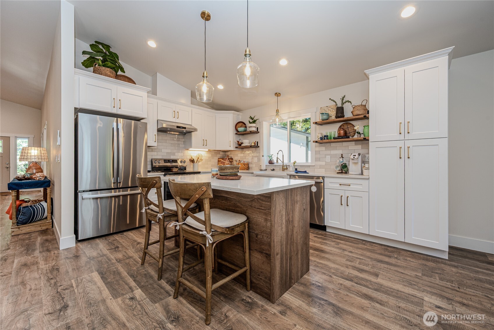 360 Lake View Loop NE