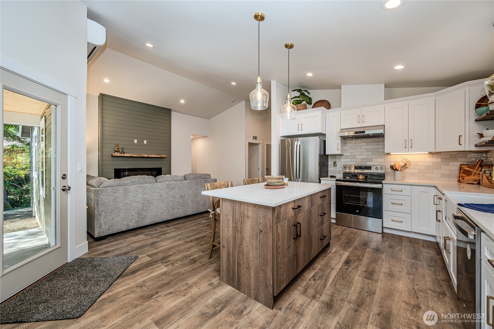 360 Lake View Loop NE