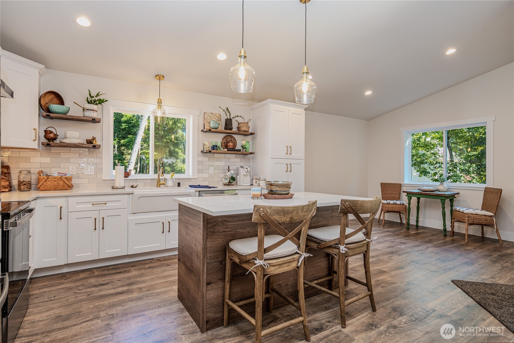 360 Lake View Loop NE