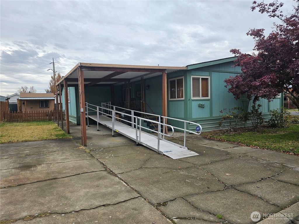 Photo of 923 NE Belroy St, College Place, WA 99324 (MLS # 2480001)