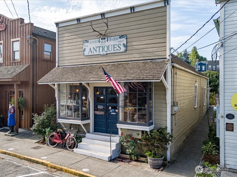 15 NW Front Street