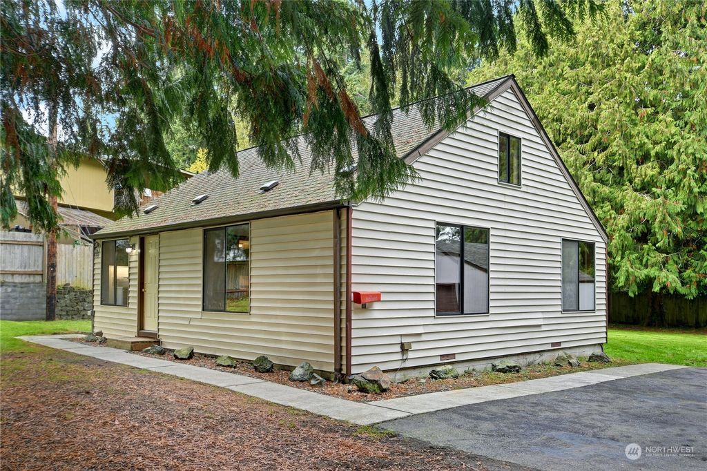 Photo of 431 60th Street SE, Everett, WA 98203 (MLS # 2176136)