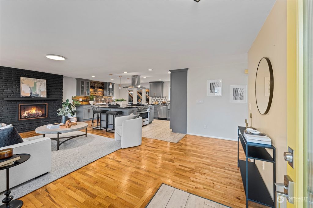 Photo of 211 NE 94th Street, Seattle, WA 98115 (MLS # 2221948)