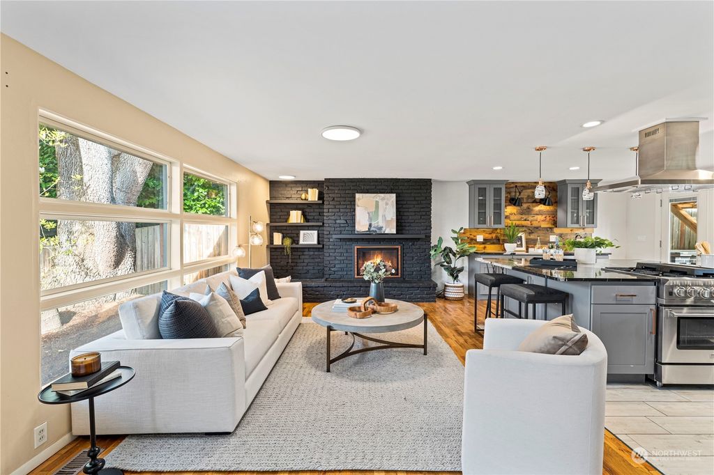 Photo of 211 NE 94th Street, Seattle, WA 98115 (MLS # 2221948)