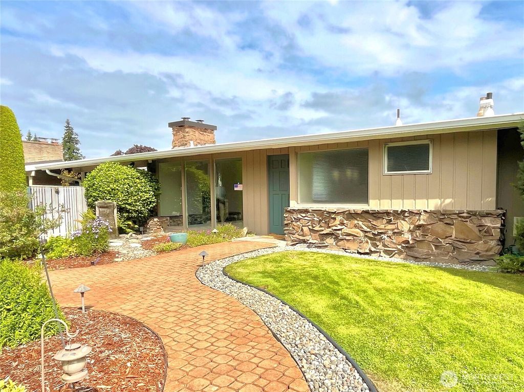 Photo of 16020 7th Avenue SW, Burien, WA 98166 (MLS # 2439691)