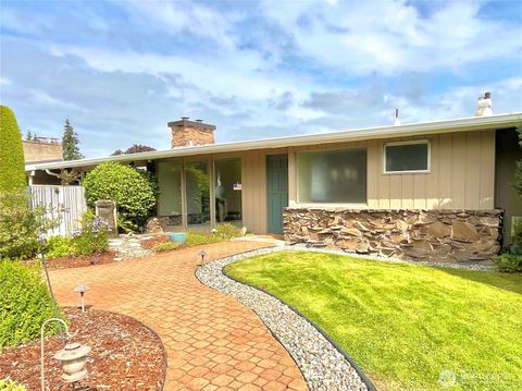 Photo of 16020 7th Avenue SW, Burien, WA 98166 (MLS # 2439691)