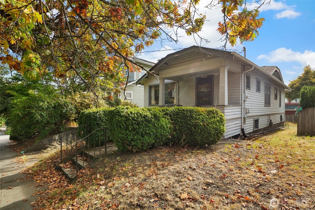 Photo of 2405 N 40th Street, Seattle, WA 98103 (MLS # 2590307)