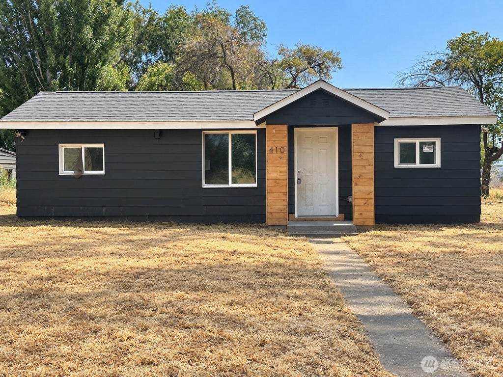 Photo of 410 E Cherry Avenue, Ritzville, WA 99169 (MLS # 2587401)