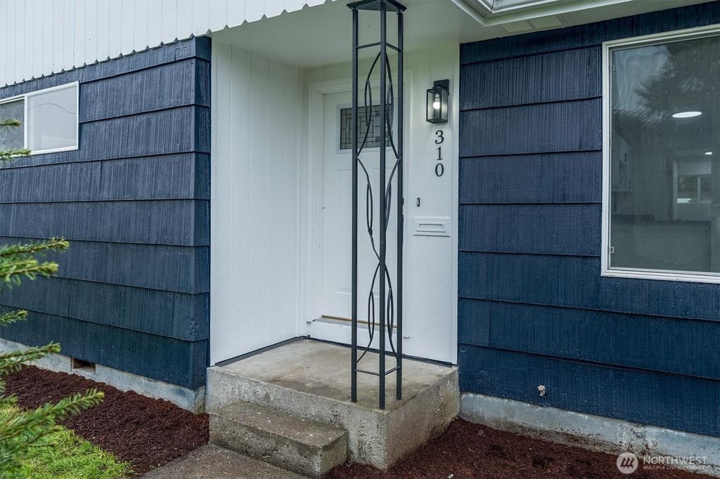 Photo of 310 Cypress Street, Longview, WA 98632 (MLS # 2471813)