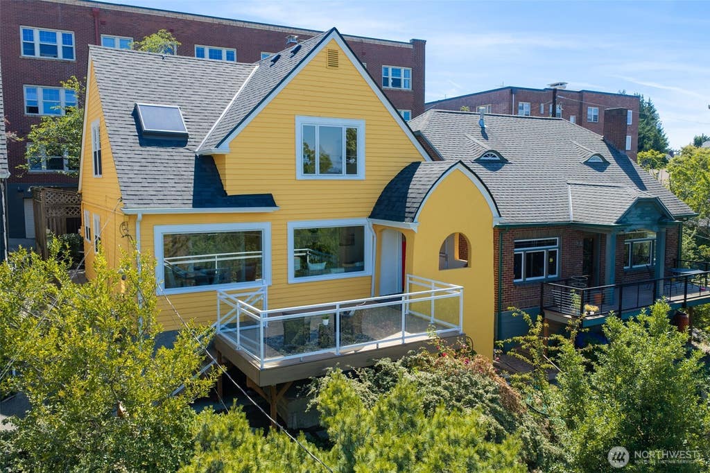 Photo of 5006 Greenwood Avenue N, Seattle, WA 98103 (MLS # 2545540)