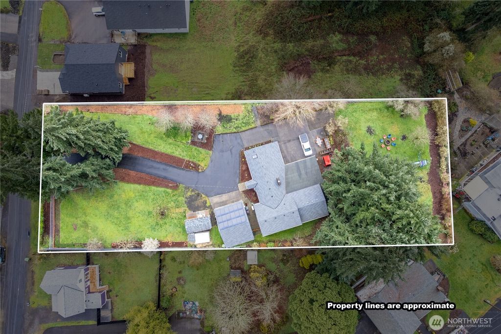 Photo of 2337 W Castleman Drive, Longview, WA 98632 (MLS # 2485018)