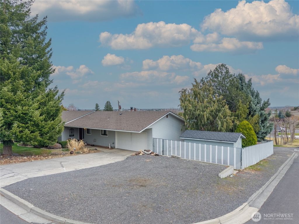 Photo of 914 Roosevelt Boulevard, Ephrata, WA 98823 (MLS # 2494866)