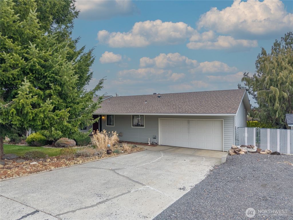 Photo of 914 Roosevelt Boulevard, Ephrata, WA 98823 (MLS # 2494866)