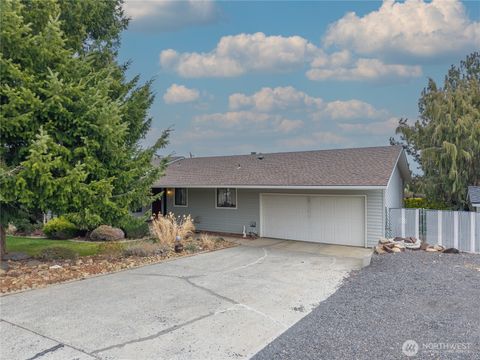 Photo of 914 Roosevelt Boulevard, Ephrata, WA 98823 (MLS # 2494866)