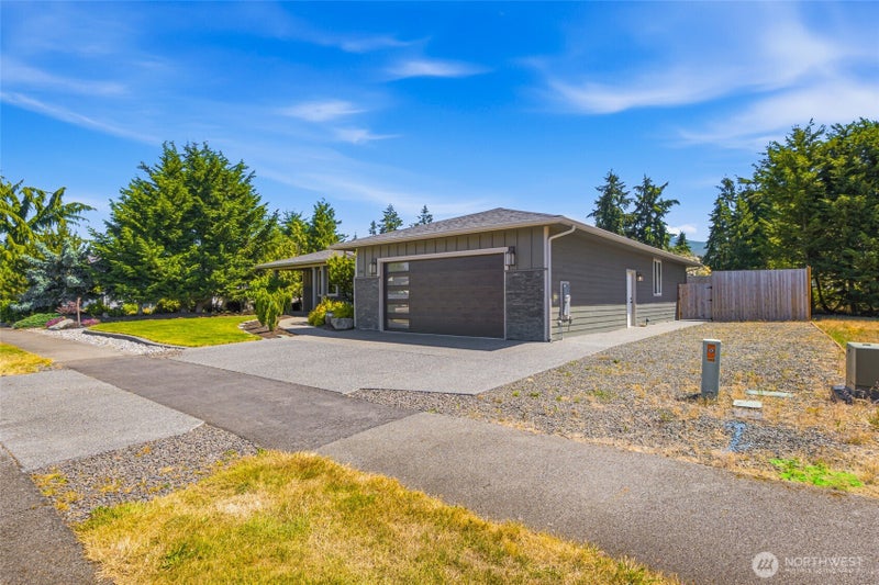 142 E Cobblestone Lane