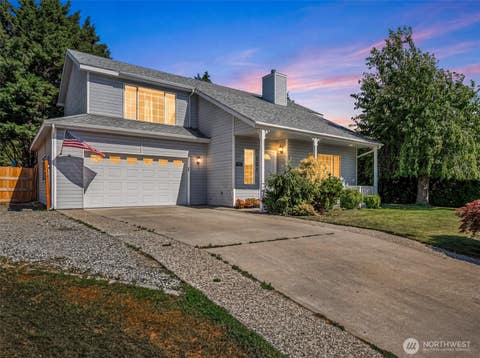 Photo of 121 Manhattan Square, East Wenatchee, WA 98802 (MLS # 2541410)