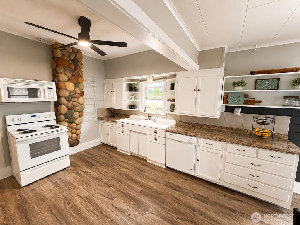 Photo of 825 Givens Avenue, Darrington, WA 98241 (MLS # 2550182)