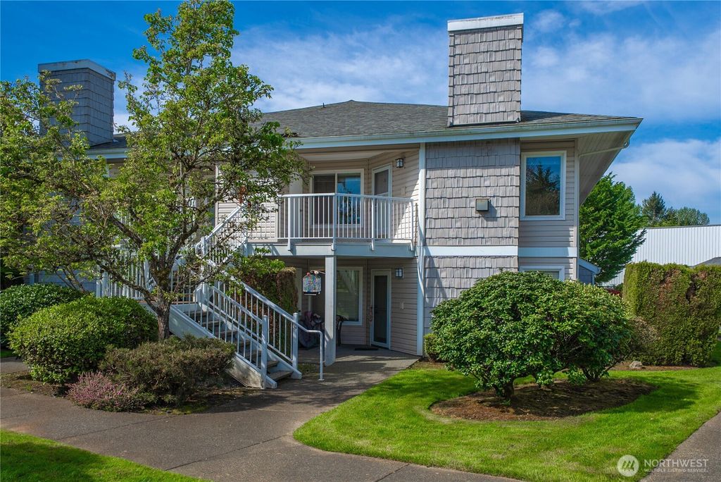 Photo of 11130 SE 208th Street #E201, Kent, WA 98031 (MLS # 2515607)