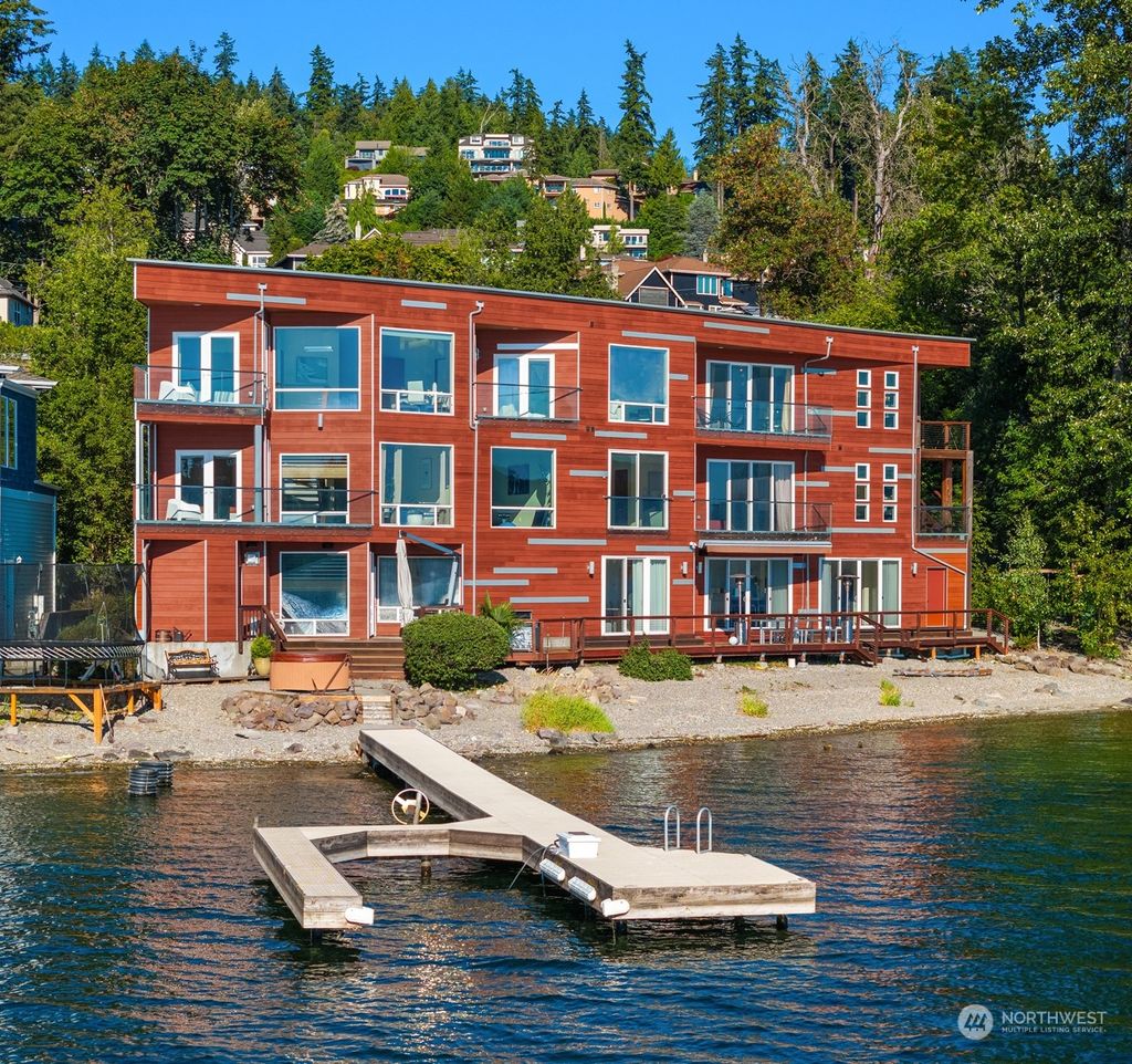 Photo of 1531 E Lake Sammamish Parkway NE, Sammamish, WA 98074 (MLS # 2271705)