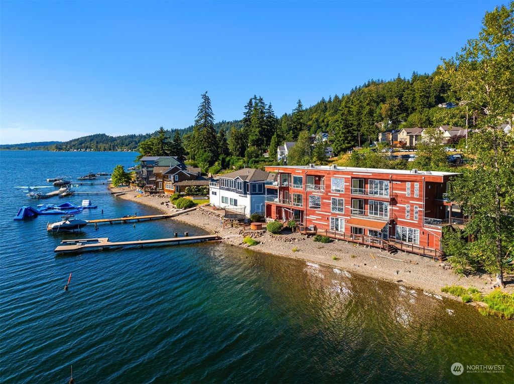 Photo of 1531 E Lake Sammamish Parkway NE, Sammamish, WA 98074 (MLS # 2271705)