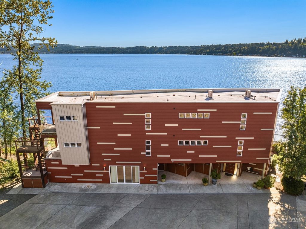 Photo of 1531 E Lake Sammamish Parkway NE, Sammamish, WA 98074 (MLS # 2271705)