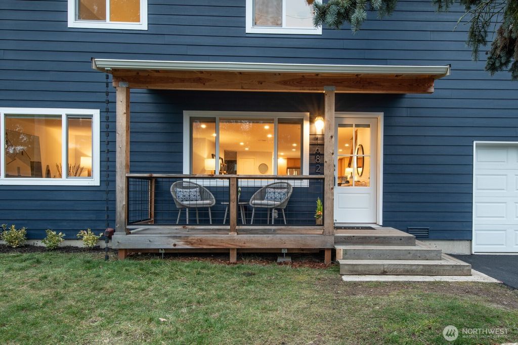 Photo of 16824 11th Place NE, Shoreline, WA 98155 (MLS # 2334359)