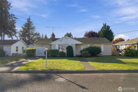Photo of 324 18th Street NW, Puyallup, WA 98371 (MLS # 2593290)