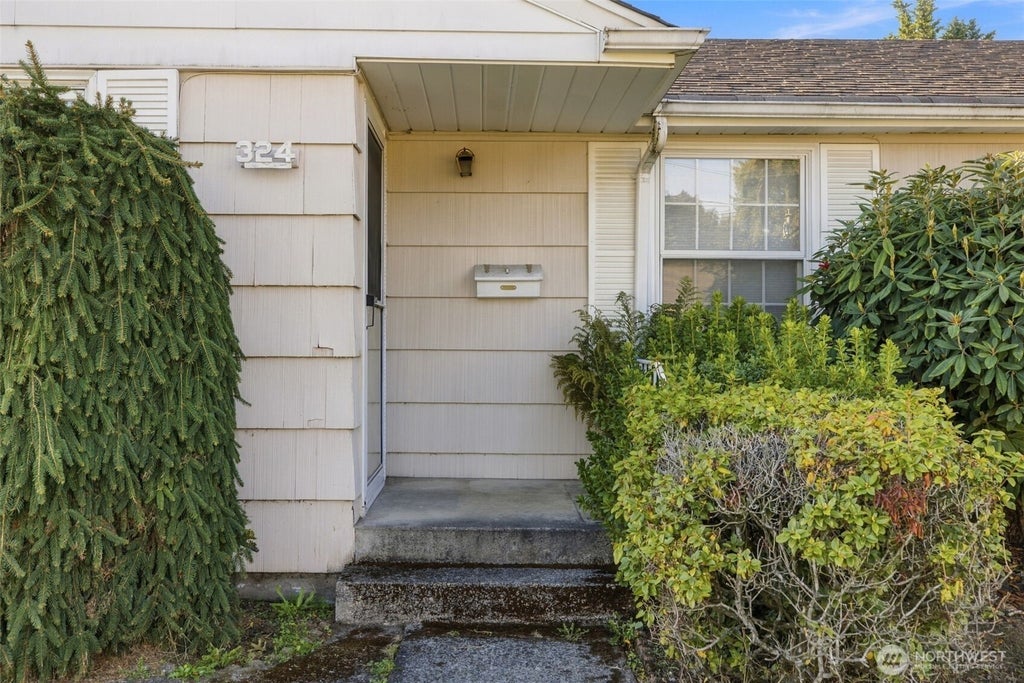 Photo of 324 18th Street NW, Puyallup, WA 98371 (MLS # 2593290)