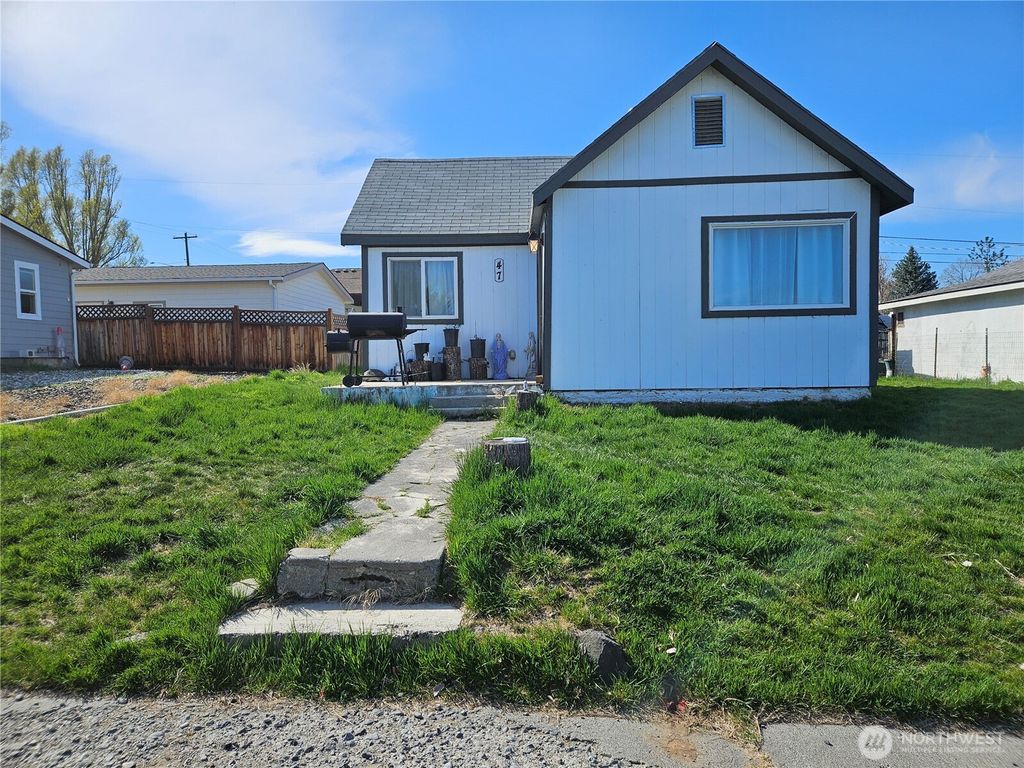 Photo of 47 S Dogwood Street, Soap Lake, WA 98851 (MLS # 2499067)