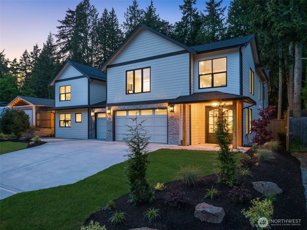 Photo of 10606 NE 137th Place, Kirkland, WA 98034 (MLS # 2371310)