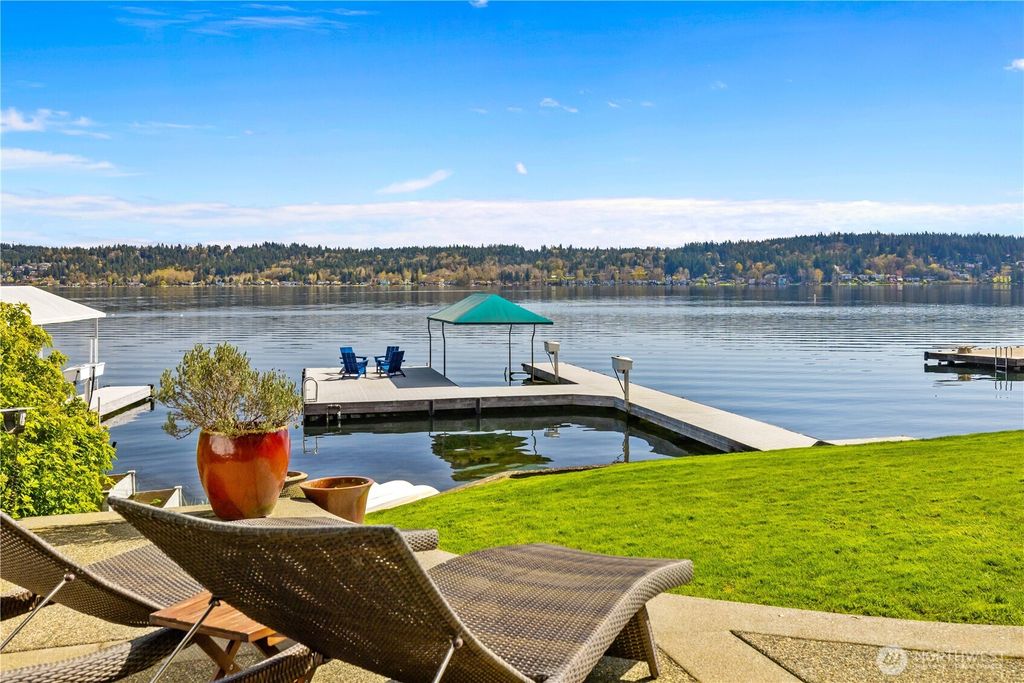 Photo of 842 W Lake Sammamish Parkway SE, Bellevue, WA 98008 (MLS # 2473105)