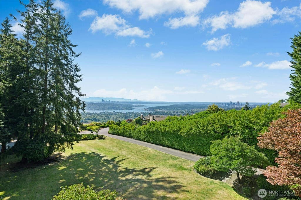 Photo of 4736 Somerset Avenue SE, Bellevue, WA 98006 (MLS # 2543176)
