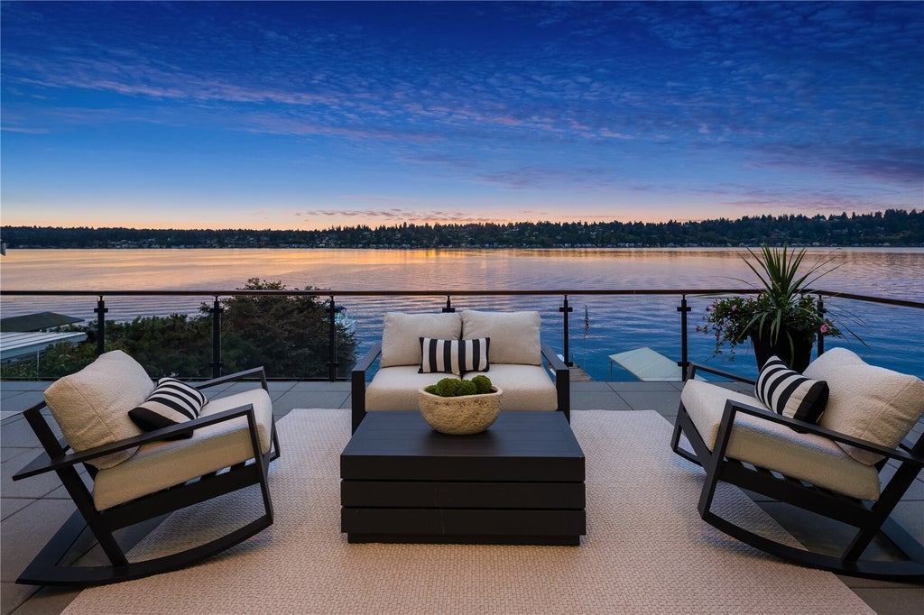 Photo of 13031 Holmes Point Drive NE, Kirkland, WA 98034 (MLS # 2599516)