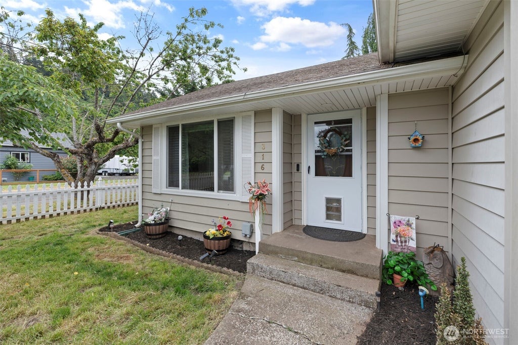 Photo of 316 E Plum Street, Centralia, WA 98531 (MLS # 2534666)