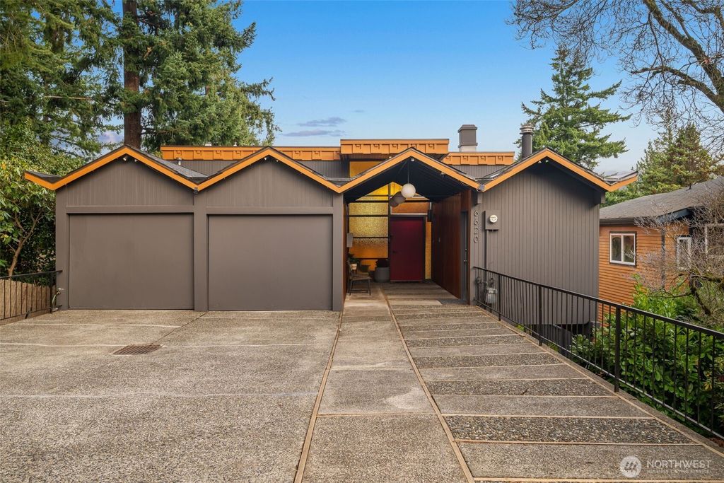 Photo of 6620 57th Avenue NE, Seattle, WA 98115 (MLS # 2453646)