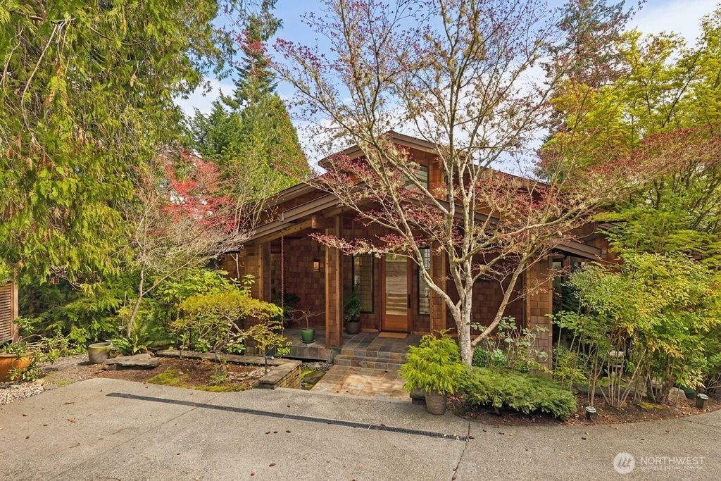 Photo of 2422 44th Avenue NW, Olympia, WA 98502 (MLS # 2496766)