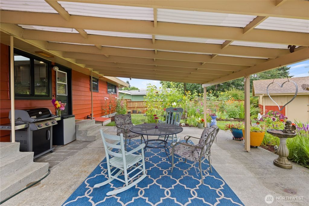 Photo of 813 Jefferson Avenue NE, Renton, WA 98056 (MLS # 2418953)