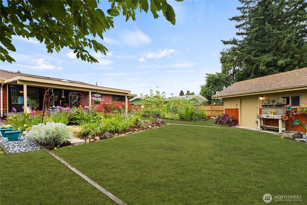 Photo of 813 Jefferson Avenue NE, Renton, WA 98056 (MLS # 2418953)