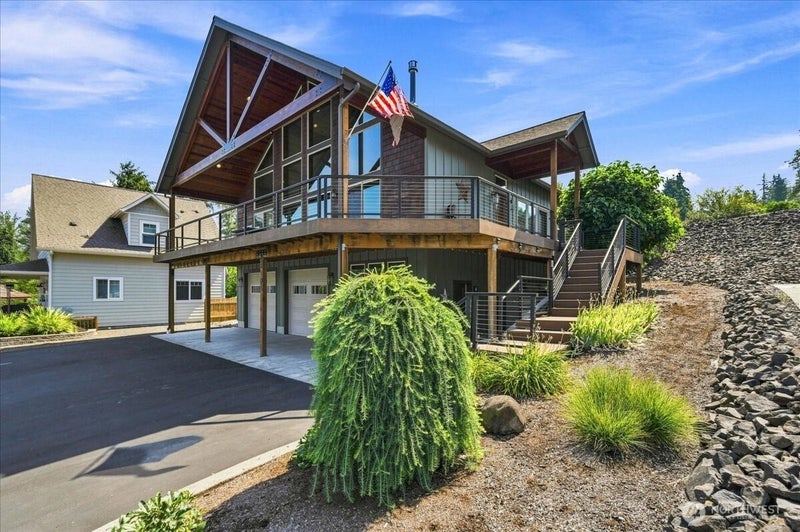 105 Lakeside Drive E