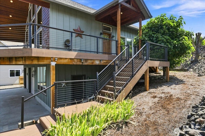 105 Lakeside Drive E