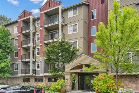 Photo of 6800 132nd Place SE #E-401, Newcastle, WA 98059 (MLS # 2573320)