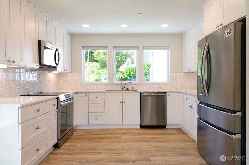 Photo of 304 6th Avenue S, Edmonds, WA 98020 (MLS # 2242518)