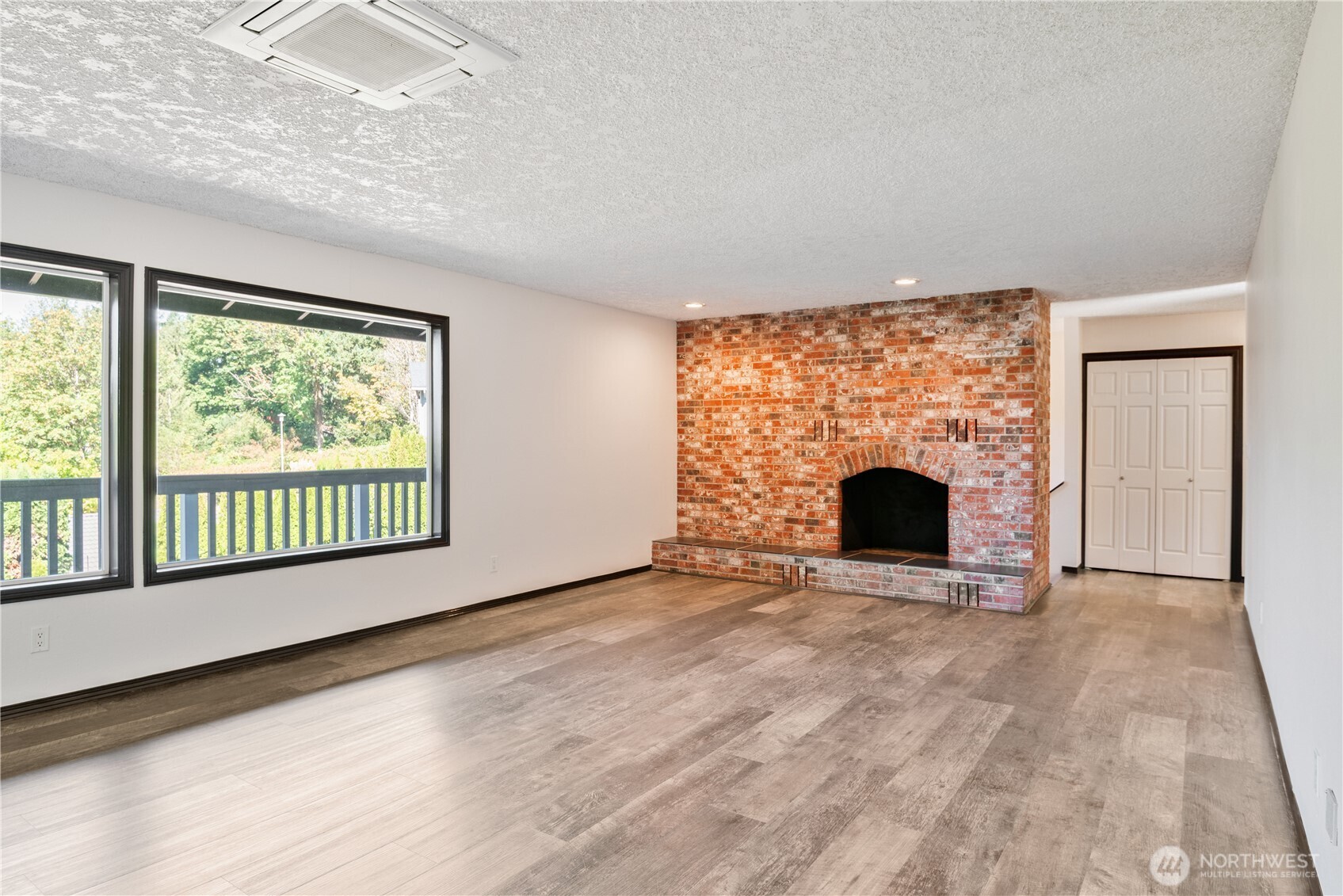 2445 W Lynnwood Drive