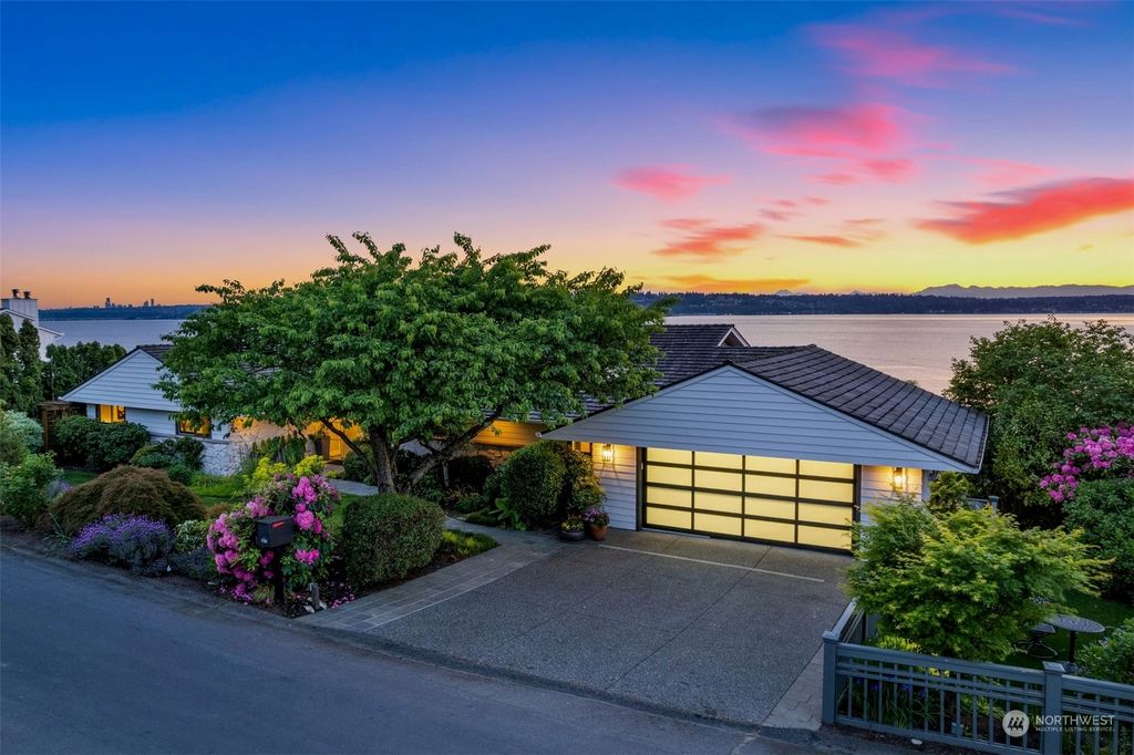 Photo of 1675 10th Street W, Kirkland, WA 98033 (MLS # 2071751)