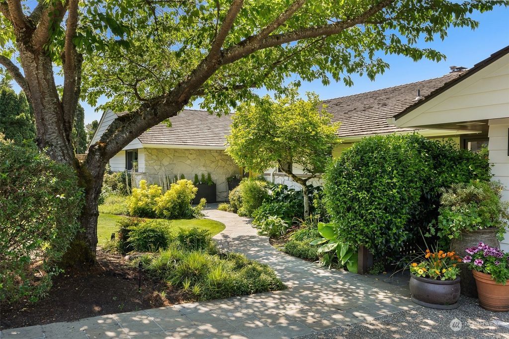 Photo of 1675 10th Street W, Kirkland, WA 98033 (MLS # 2071751)