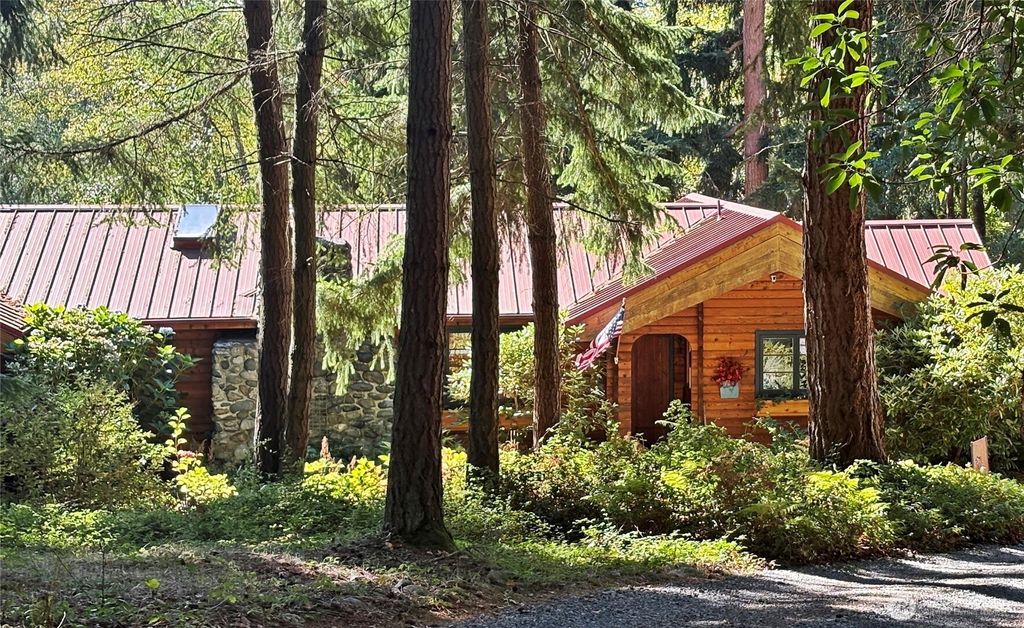 Photo of 898 E Meadowood Lane, Freeland, WA 98249 (MLS # 2440934)