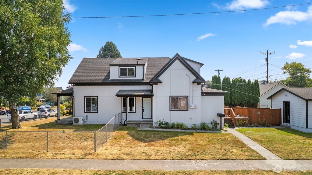 Photo of 2104 Rockefeller Avenue #1716, Everett, WA 98201 (MLS # 2565787)